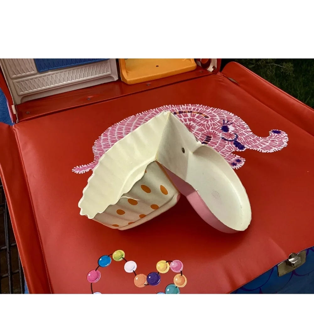 Mattel Cheerful and Tearful nursery/carrying case playset with two dolls bed. - Picture 12 of 16